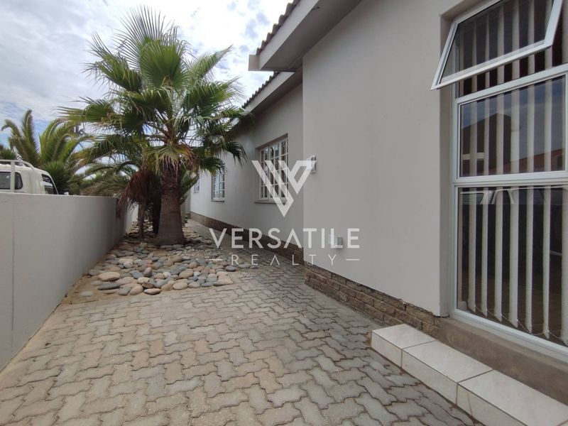 Generous 420sqm Single Level Family Home - Photo 6