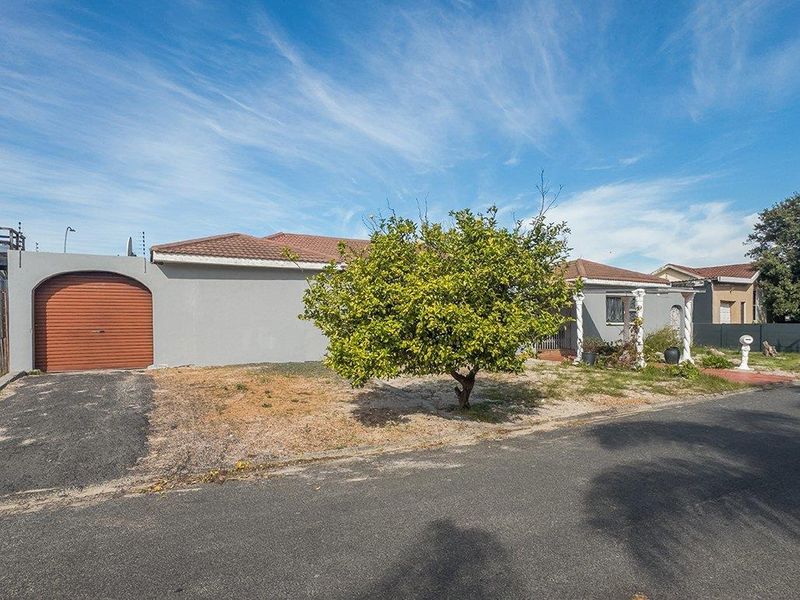 Spacious Family Home with a Separate Flatlet - Photo 2