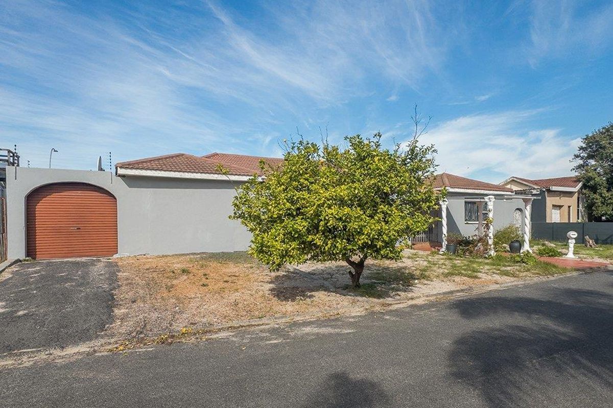 Spacious Family Home with a Separate Flatlet - Photo 2