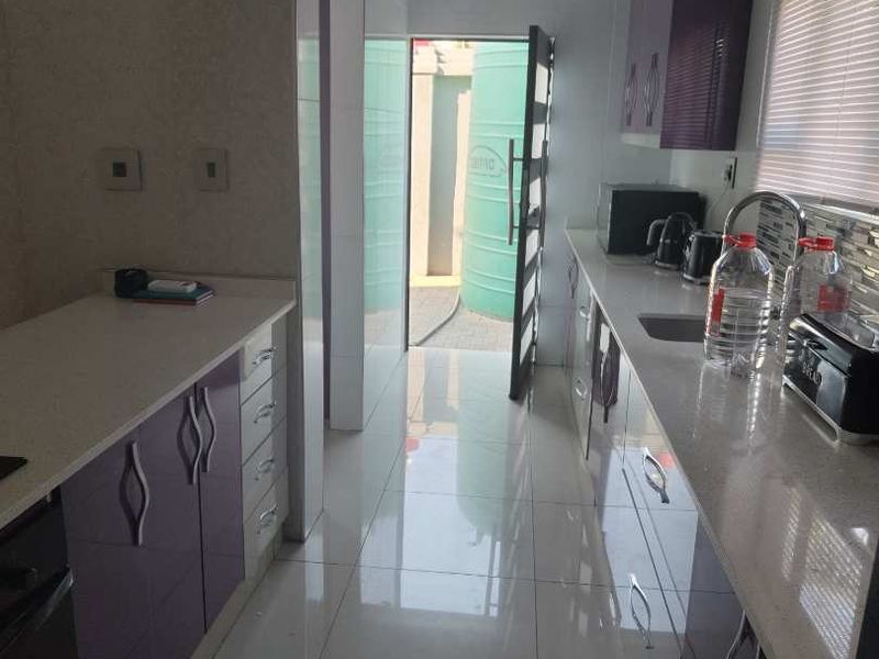 Modern Townhouse for Sale in Newcastle. - Photo 8