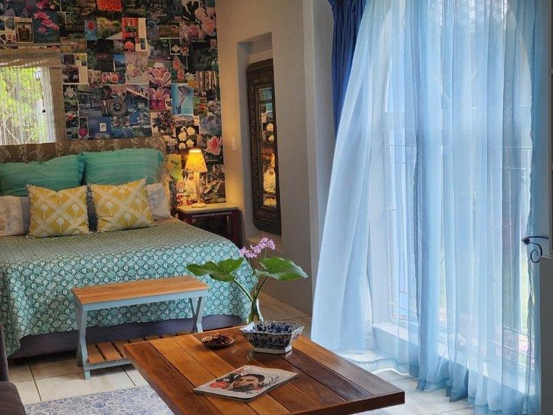 Furnished Studio Cottage in a Quiet, Private Setting - Photo 3