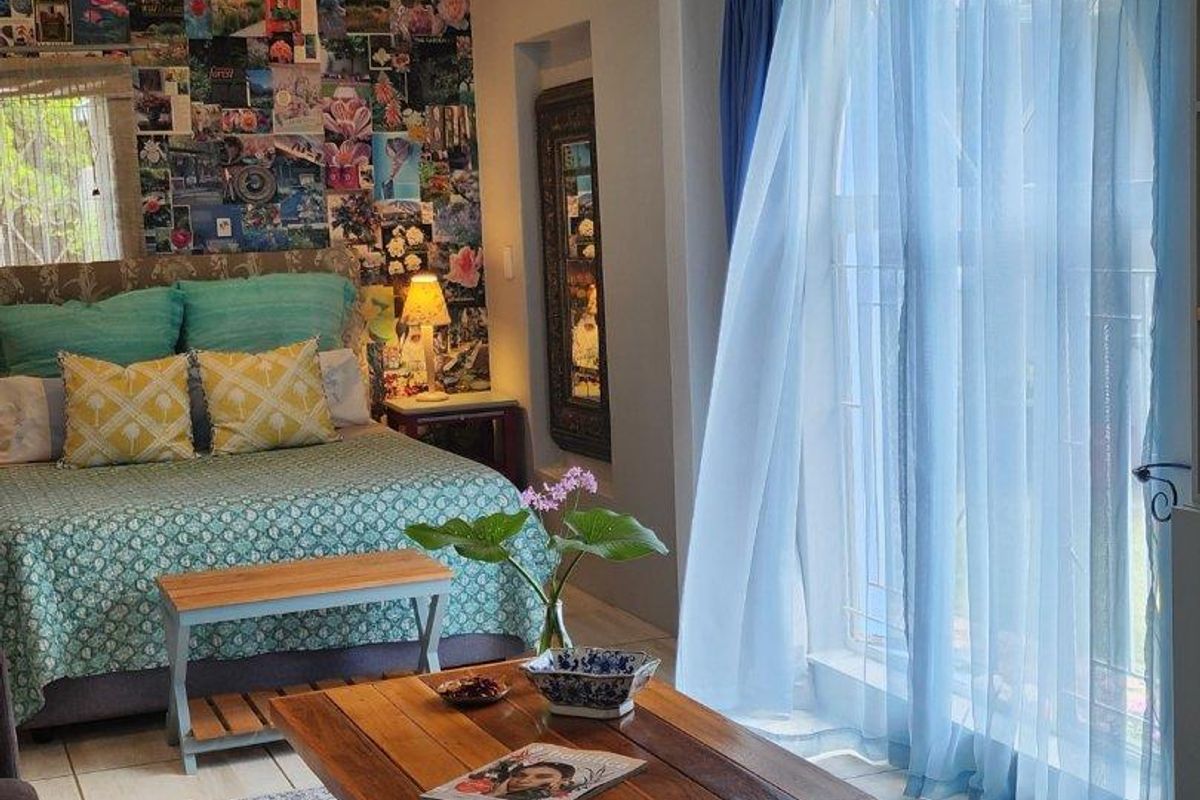 Furnished Studio Cottage in a Quiet, Private Setting - Photo 3