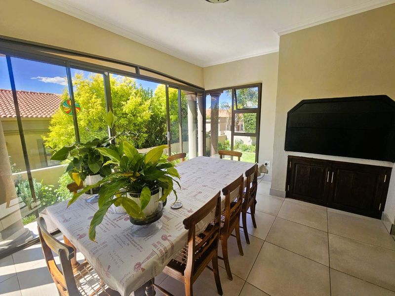 Exceptional One-of-a-Kind 3 Bedroom Townhouse in Dan Pienaar – Luxury, Space & Spectacular Views - Photo 8