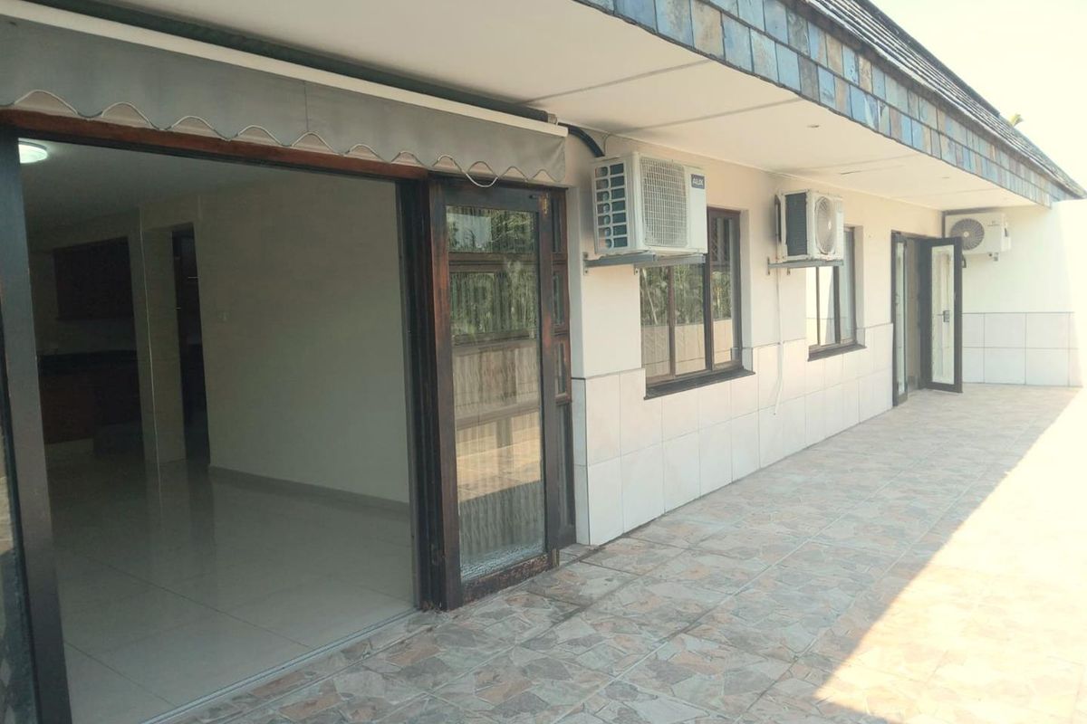 3 Bedroom townhouse with manned security, 2 garages and 1 parking for sale - Photo 2