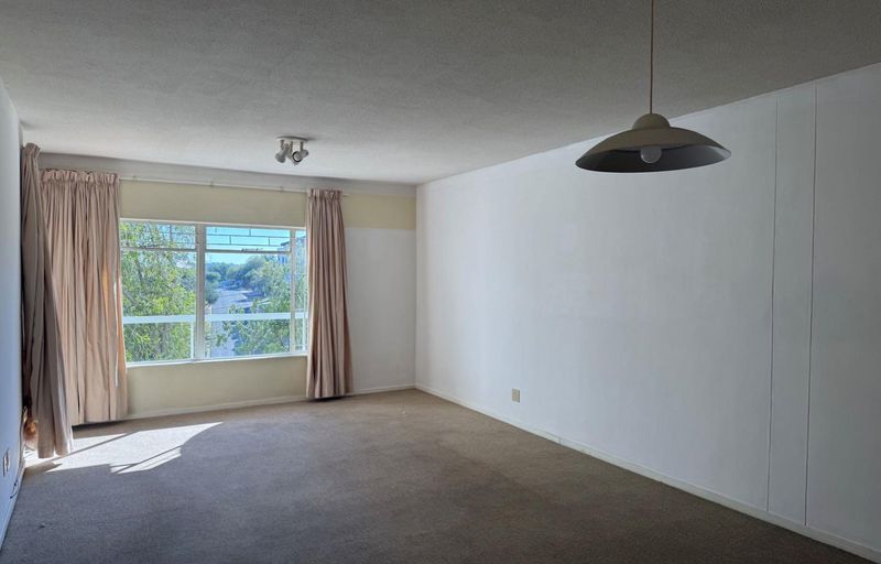 Bright 2-Bed Apartment with Balcony