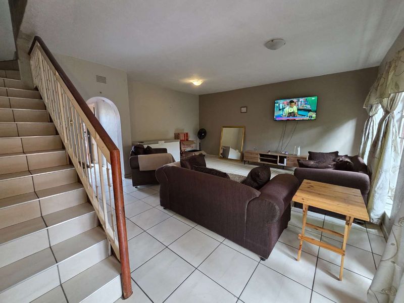 Spacious Duplex Available in Westwood Place - Photo 10