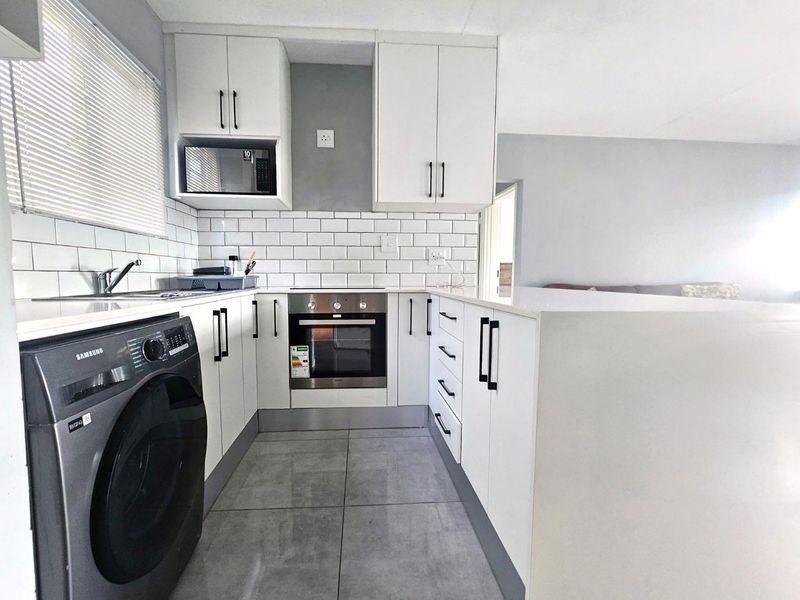 Introducing a Spectacular Renovated GROUND FLOOR Apartment in Radiokop - Photo 7