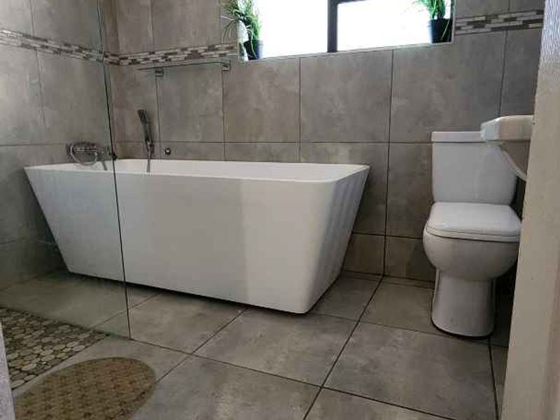 5 Bedroom Family Home For Sale in Ninapark - Photo 10