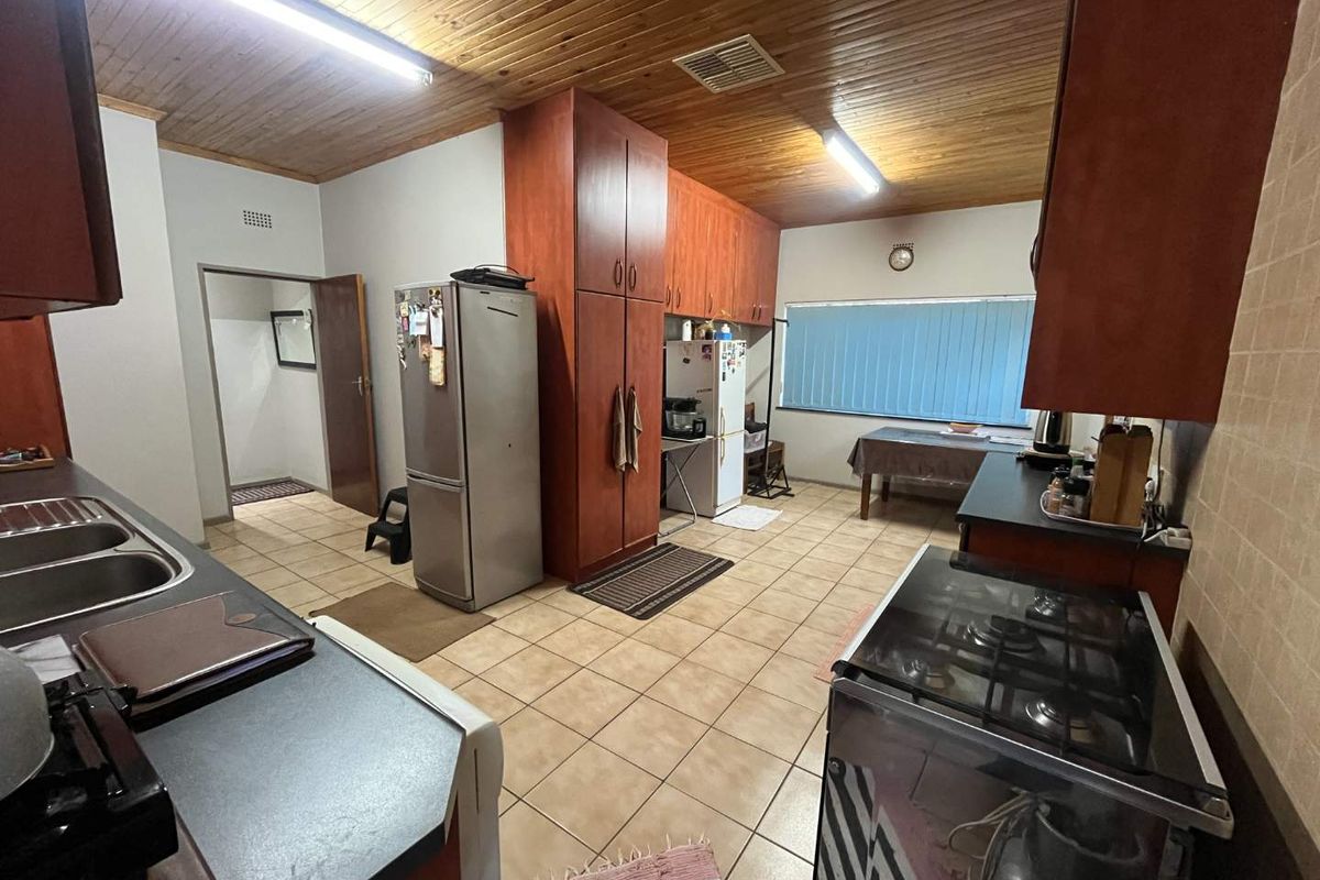 Spacious 3-Bedroom Home with Business Potential – Prime Location! - Photo 3