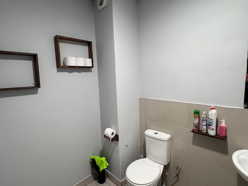 A well-maintained industrial property offering practical workspace and a professional setting - Photo 5