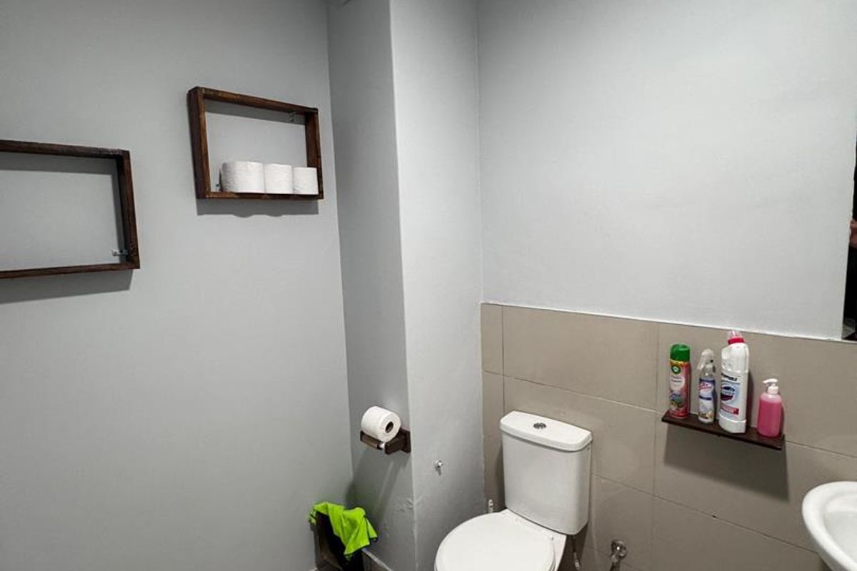 A well-maintained industrial property offering practical workspace and a professional setting - Photo 5