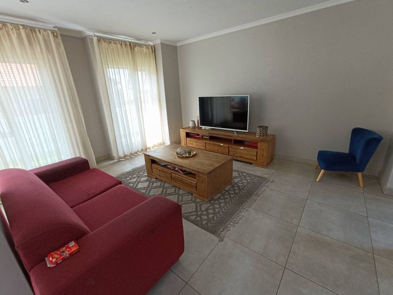 THATCHFIELD SECURITY ESTATE - 4 BEDROOM HOUSE WITH A SWIMMING POOL - Photo 4