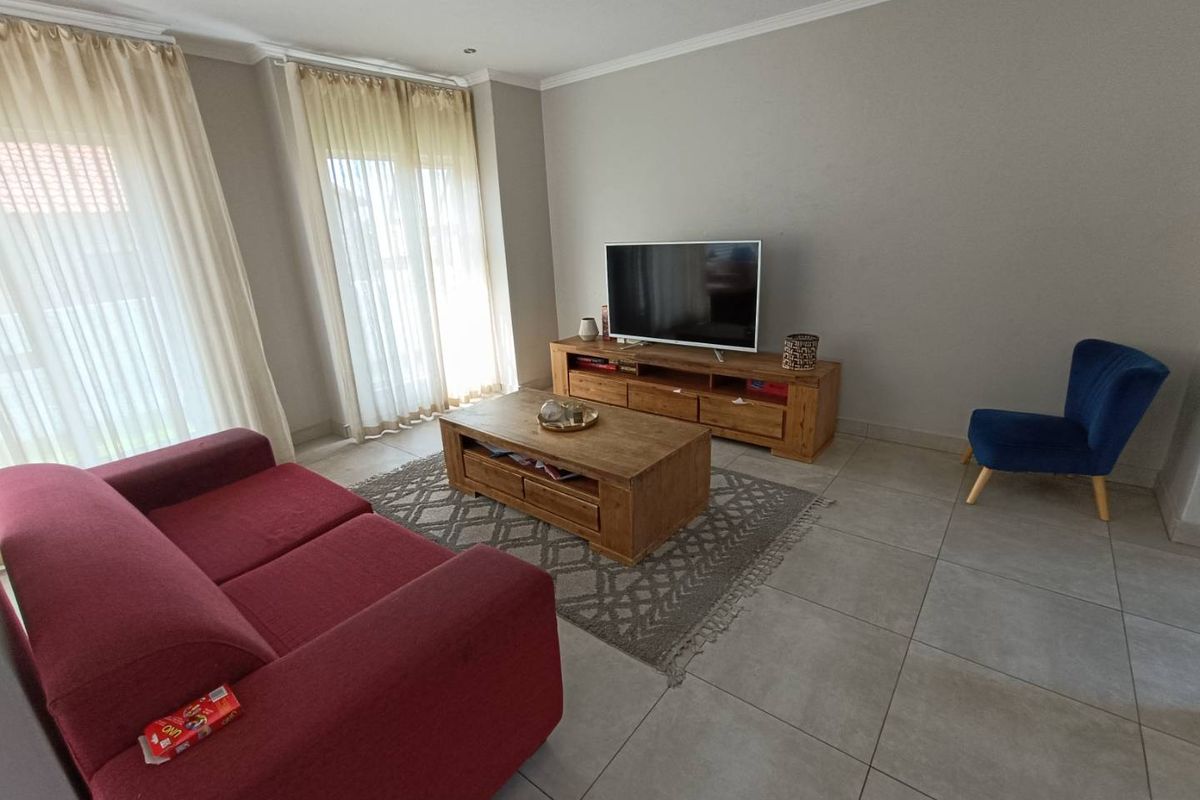 THATCHFIELD SECURITY ESTATE - 4 BEDROOM HOUSE WITH A SWIMMING POOL - Photo 4