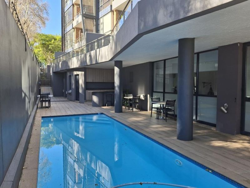 A MAGNIFICENT TWO BEDROOM FURNISHED GARDEN APARTMENT - Photo 2