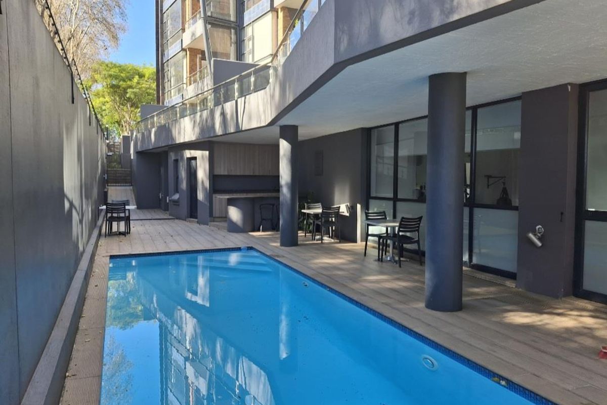 A MAGNIFICENT TWO BEDROOM FURNISHED GARDEN APARTMENT - Photo 2