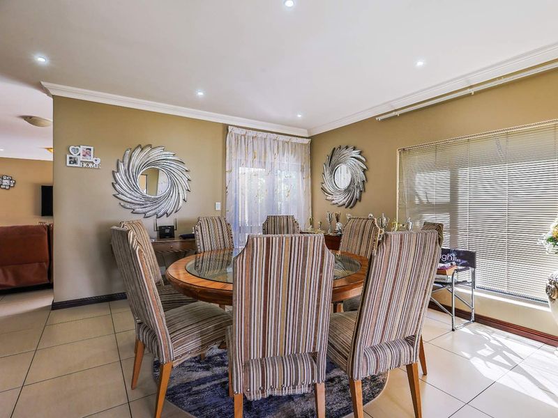 Stylish Silverwoods Home Featuring Pool & Open-Plan Living - Photo 4