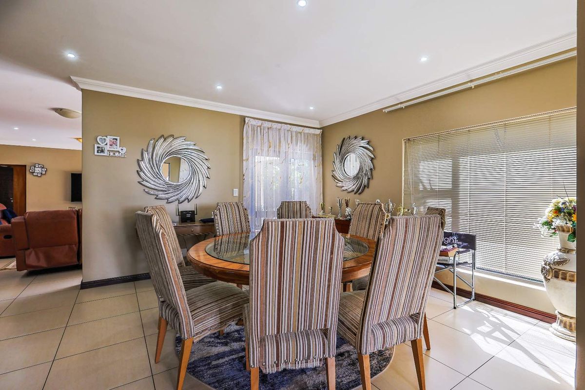 Stylish Silverwoods Home Featuring Pool & Open-Plan Living - Photo 4