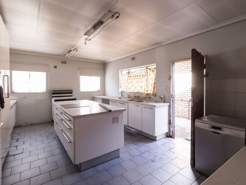 Fix Me Up 5 Bedroom House Including Furniture For Sale - Photo 6