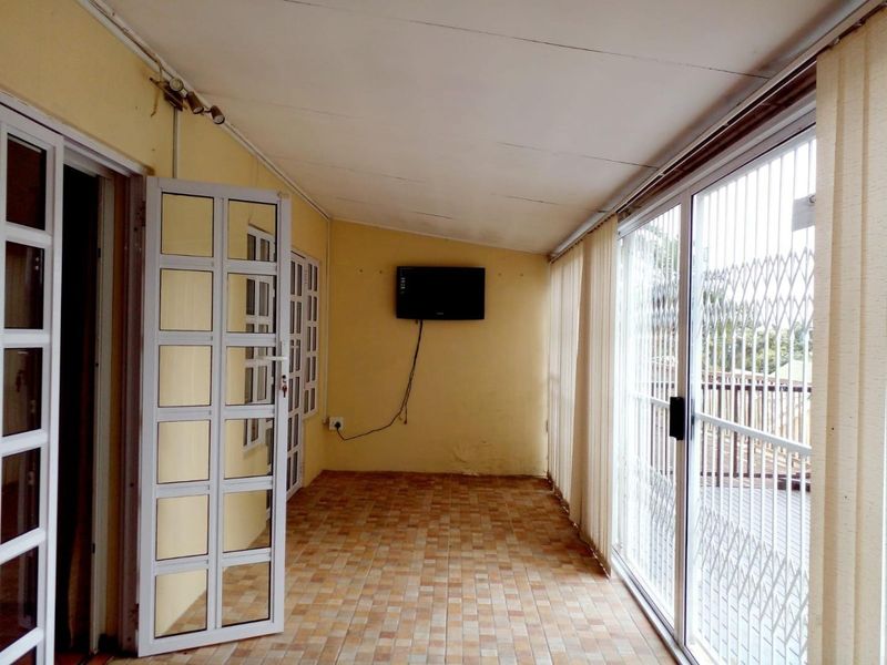 SENSATIONAL 3 BEDROOM TOWNHOUSE! - Photo 4