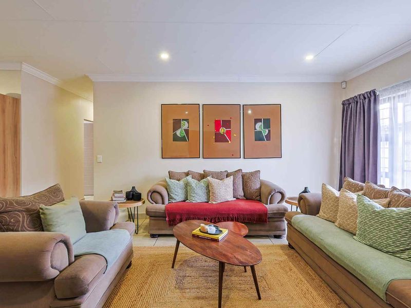 Modern 3 Bedroom Townhouse - Photo 3