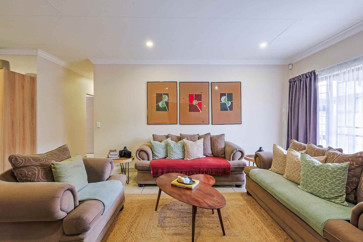 Modern 3 Bedroom Townhouse - Photo 3