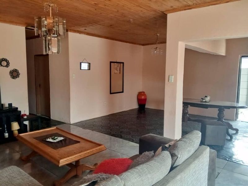 Big home for sale. - Photo 2