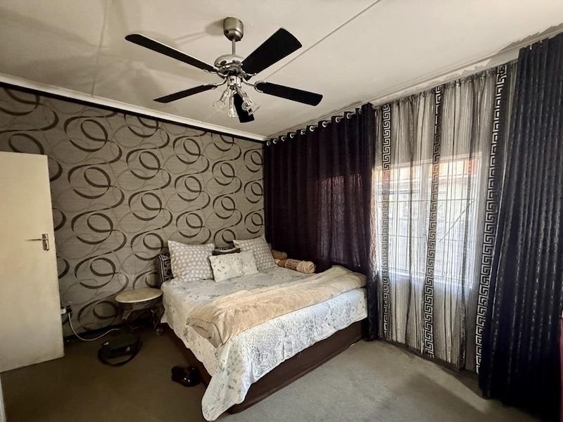 Spacious Family Home with Flatlets in Howick West - Photo 9