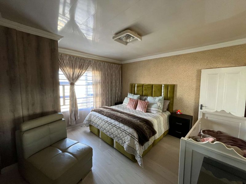 Exceptional 3-Bedroom Home with Solar, Office & Premium Finishes - Photo 10