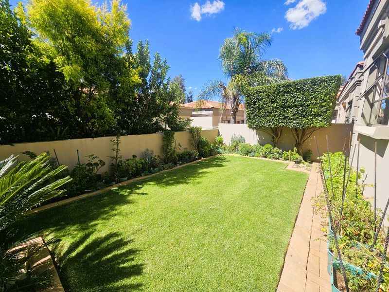 Exceptional One-of-a-Kind 3 Bedroom Townhouse in Dan Pienaar – Luxury, Space & Spectacular Views - Photo 10