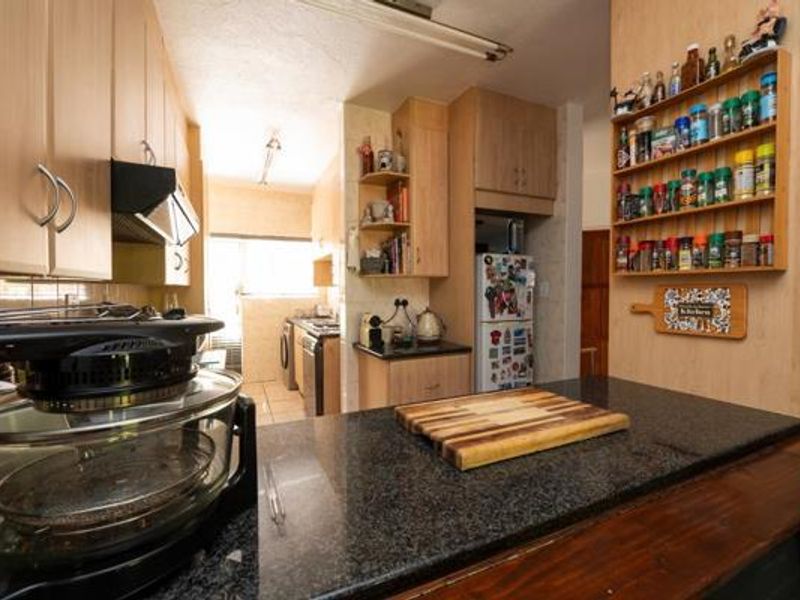 3 Bedroom Family Home in a Secure Glenvista Gardens Complex - Photo 8