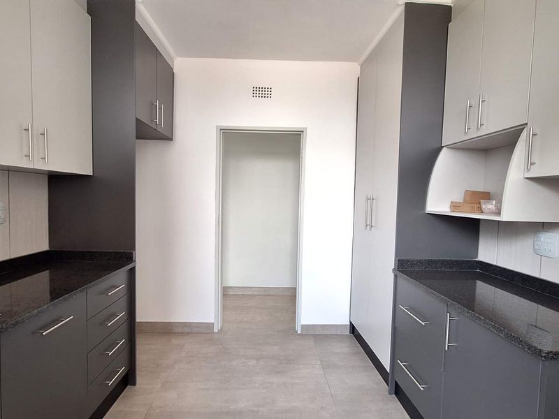 2 bedroom Apartment in Roodepoort - Photo 6