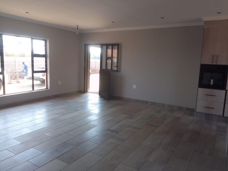 New Modern Secure Face-brick townhouse in the peaceful area of Riversdale - Photo 4