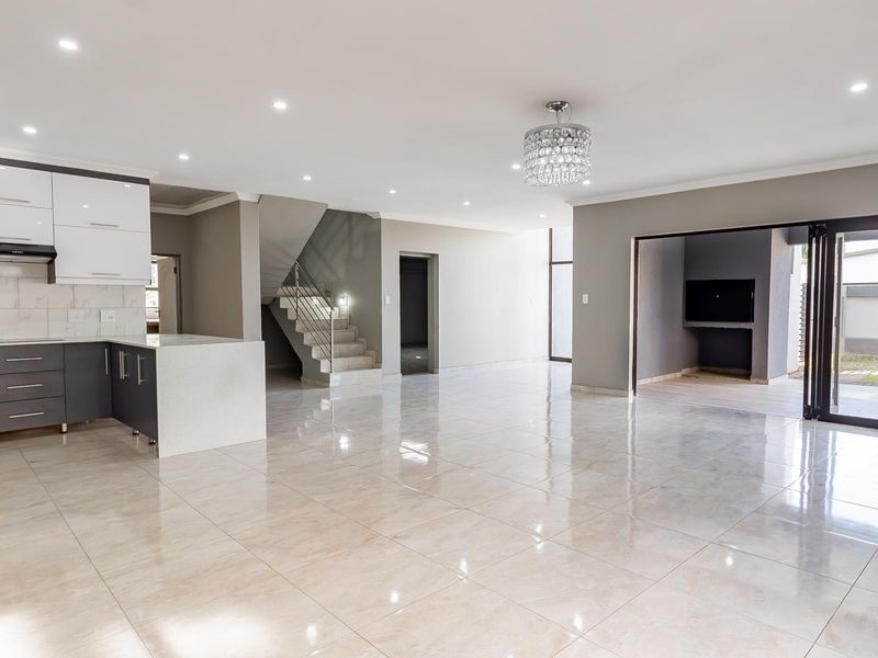 Brand New Modern Home in An Up Market Lifestyle Estate - Photo 6