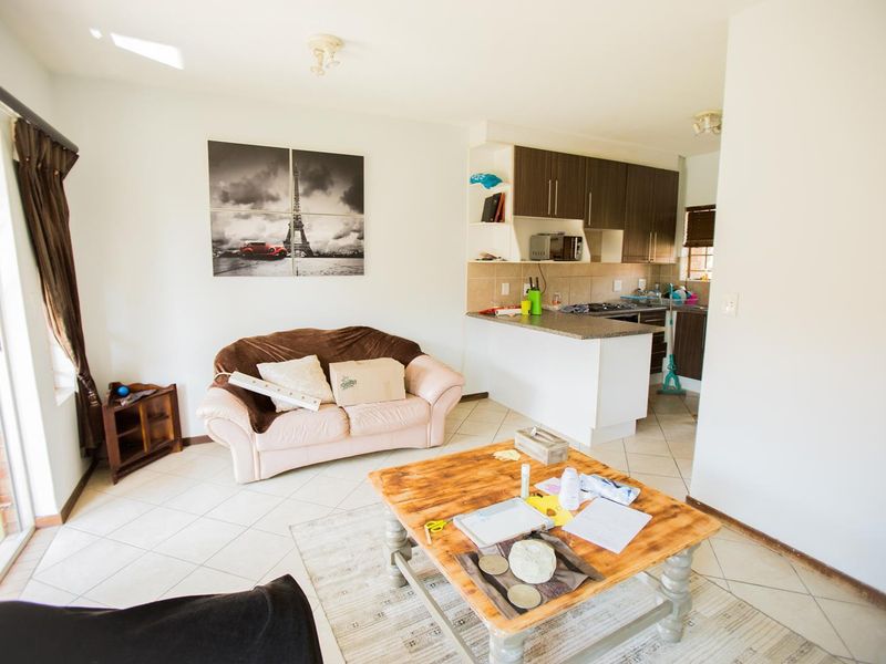 2 Bedroom Ground Unit with Private Garden - Photo 4