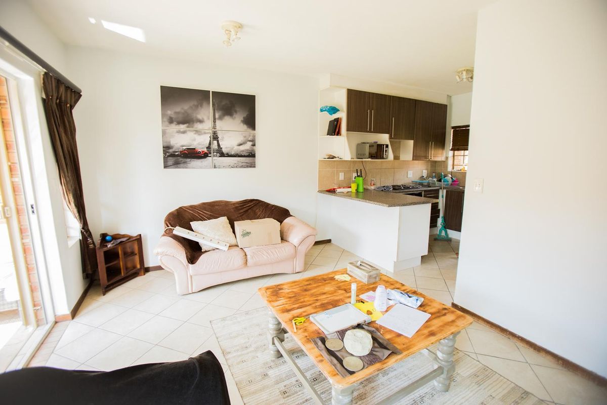 2 Bedroom Ground Unit with Private Garden - Photo 4