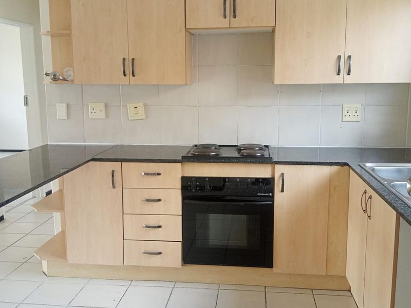 Gorgeous apartment close to amenities - Photo 2