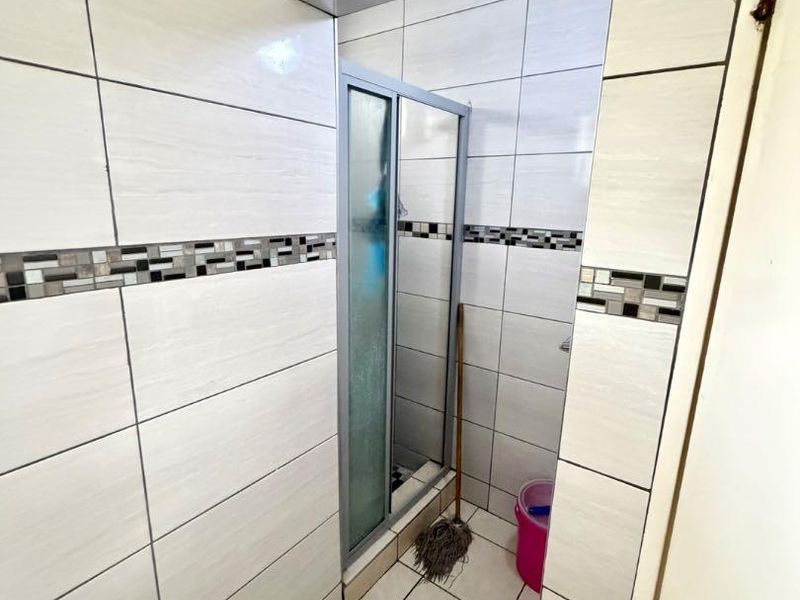 Spacious Bedrooms with Stylish Finishes in The Fountains - Photo 7