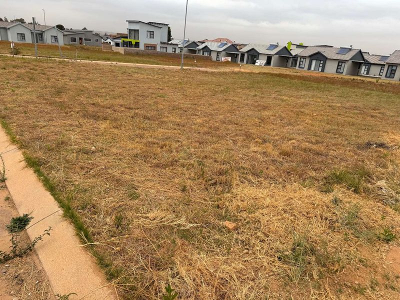 A blank canvas awaits you! - Photo 3