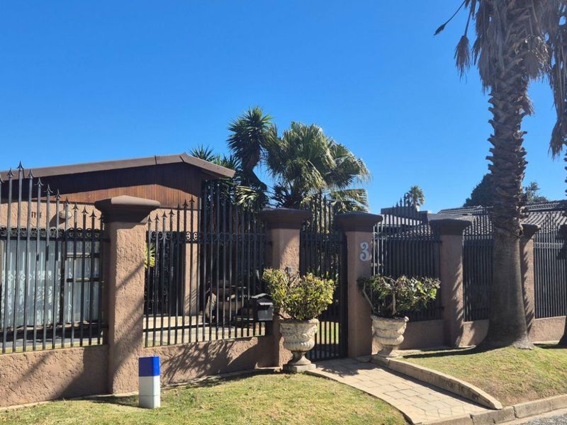 Elegant Family Home with Exceptional Entertainment Spaces | Secure Cul-de-Sac | The Hill, Johannesburg - Photo 2