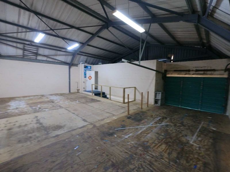Secure double volume warehouse/offices to let - Montague Gardens. - Photo 6