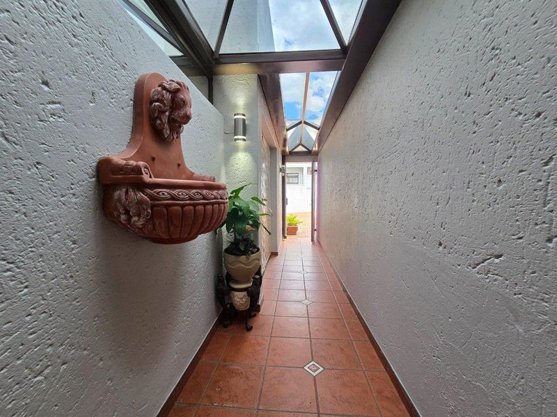 Stunning Home in Glenvista – Secure Living in a Modern Complex - Photo 5