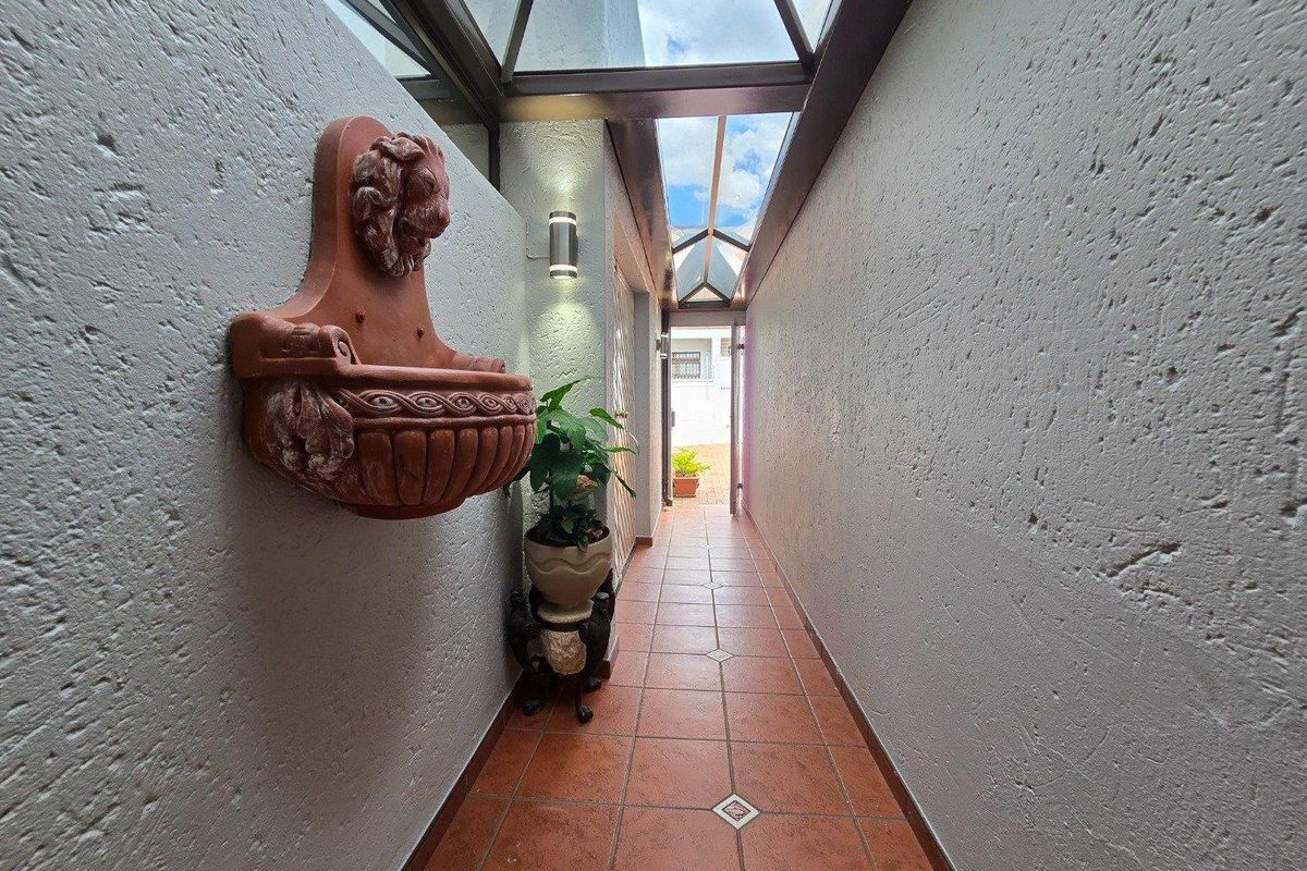 Stunning Home in Glenvista – Secure Living in a Modern Complex - Photo 5