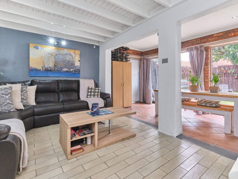 Charming Double-Story Face Brick Townhouse - Photo 3