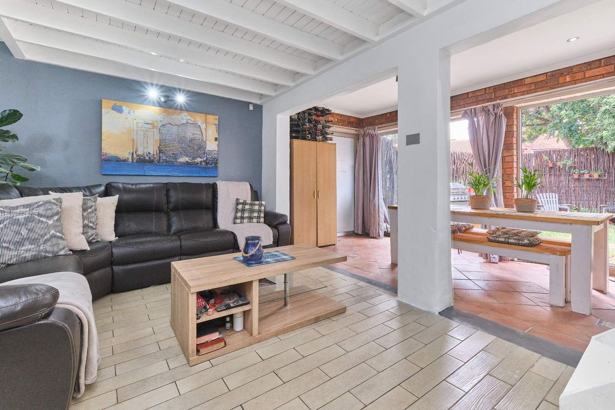 Charming Double-Story Face Brick Townhouse - Photo 3