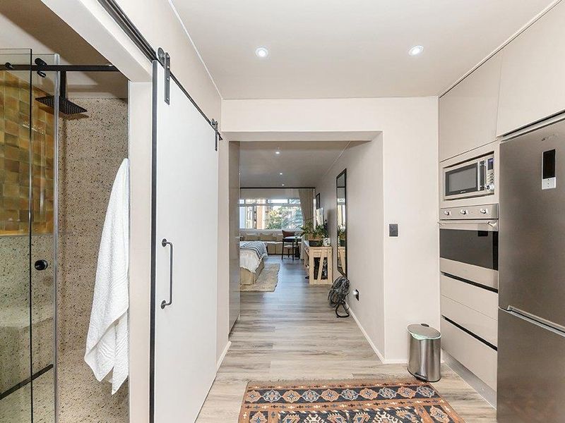 Fully furnished, luxury beachfront studio with parking - Photo 4