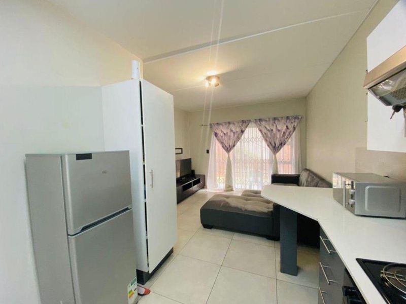 For Sale: Two Bedroom Apartment in Ravenswood - Photo 3