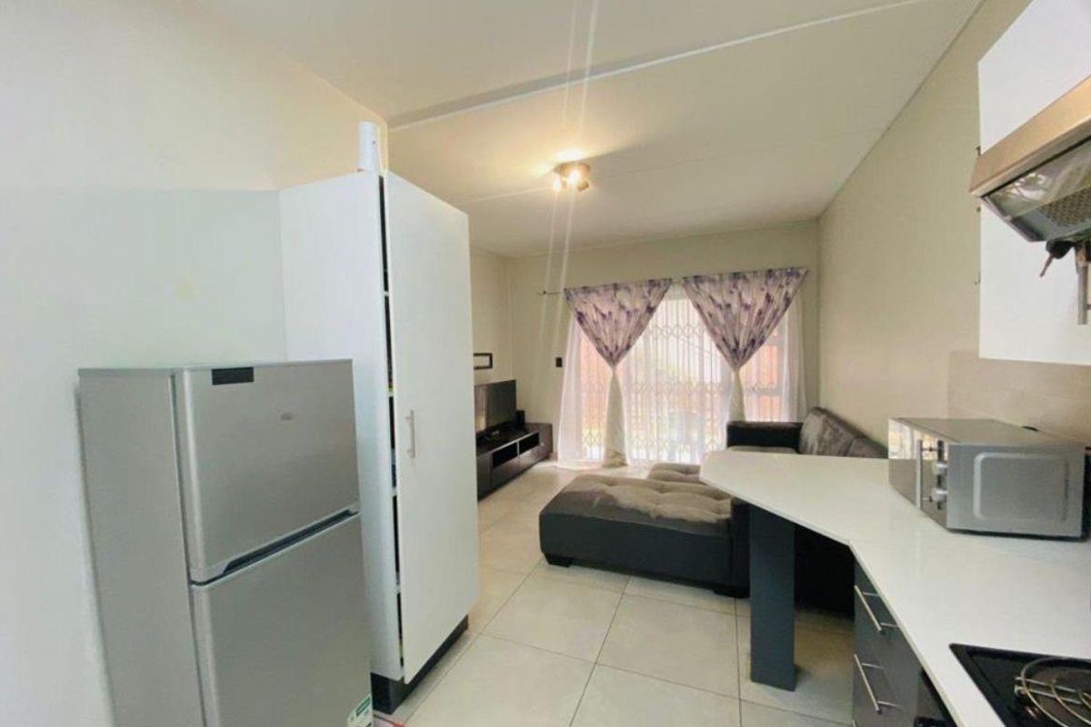 For Sale: Two Bedroom Apartment in Ravenswood - Photo 3