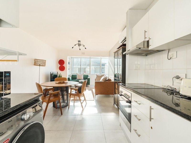 STUNNING SEA POINT APARTMENT -  PERFECT POSITION FOR STROLLERS AND JOGGERS - Photo 4