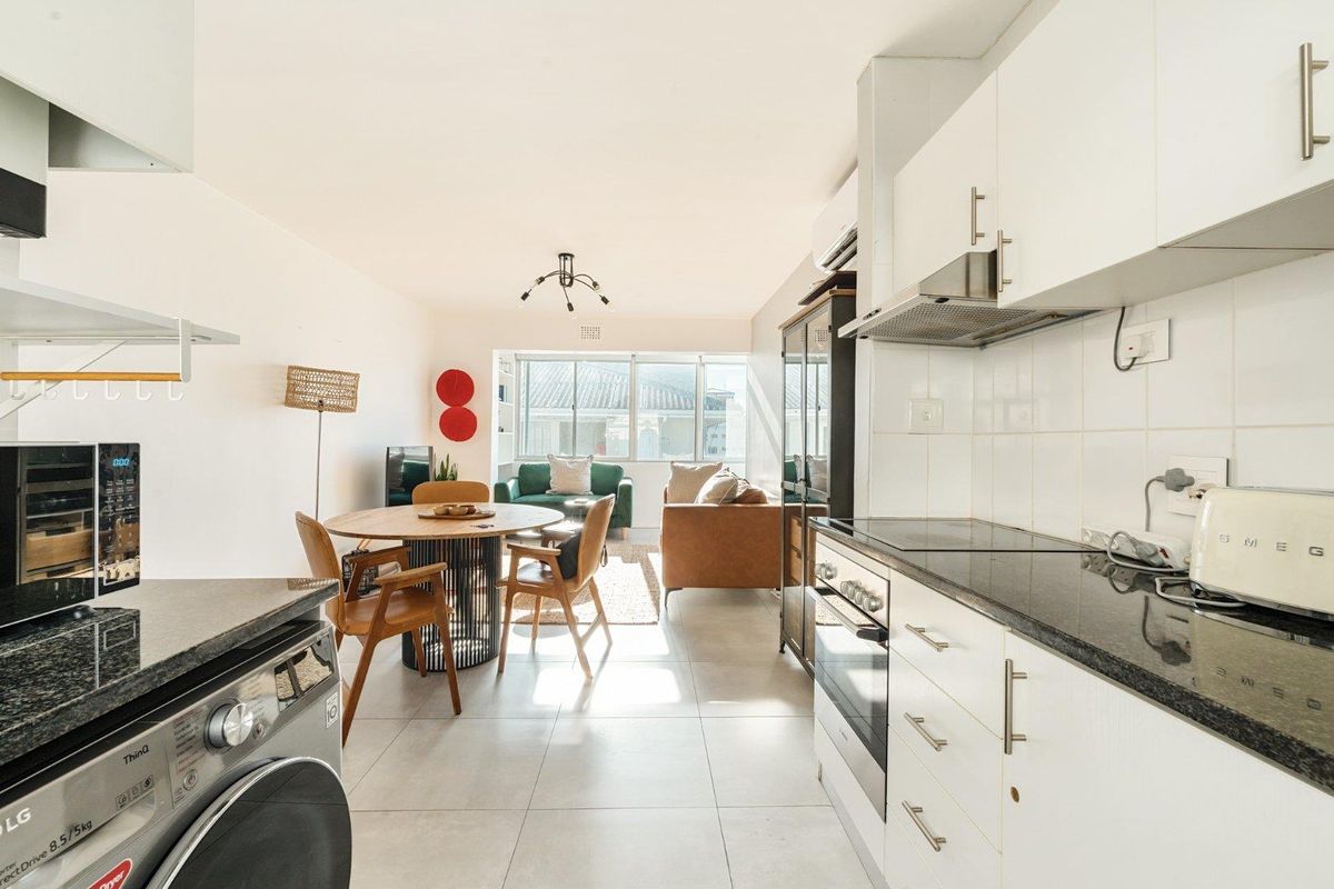 STUNNING SEA POINT APARTMENT -  PERFECT POSITION FOR STROLLERS AND JOGGERS - Photo 4