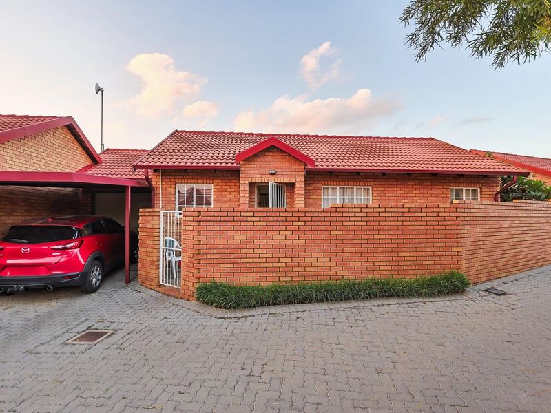 Charming 2-Bed Townhouse with Private Garden in Equestria - Photo 2
